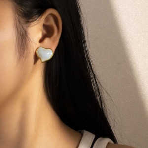 Серьги-пусеты Сердца с перламутровым эффектом CJL30371