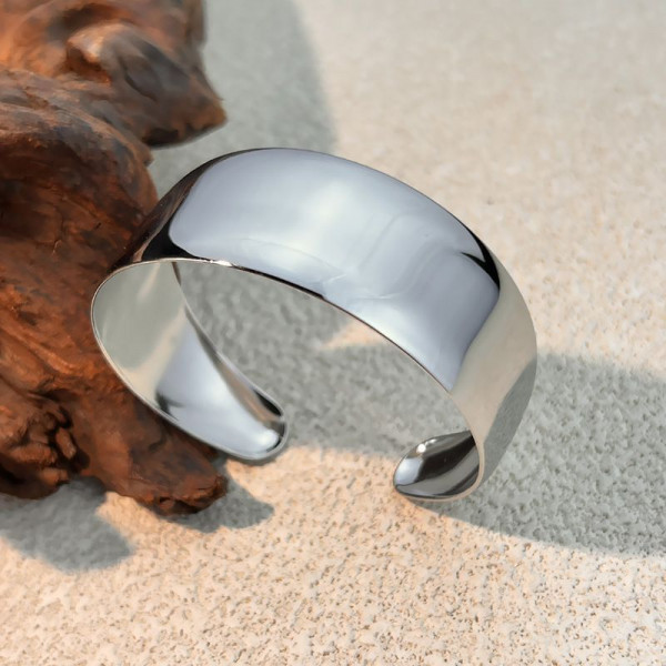 Браслет жесткий широкий с гладкой зеркальной поверхностью CJN76654