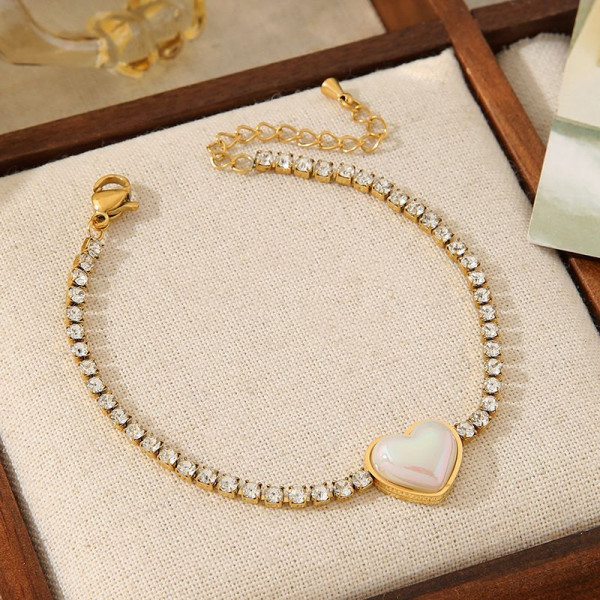 Браслет-дорожка с центральной вставкой в форме сердца CJN91581