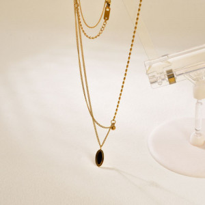 Золотистое трехслойное колье с овальным черным кулоном CJP75747