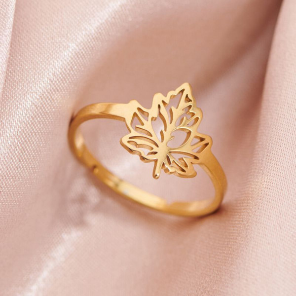 Кольцо с резным кленовым листом золотистого цвета CJH62257