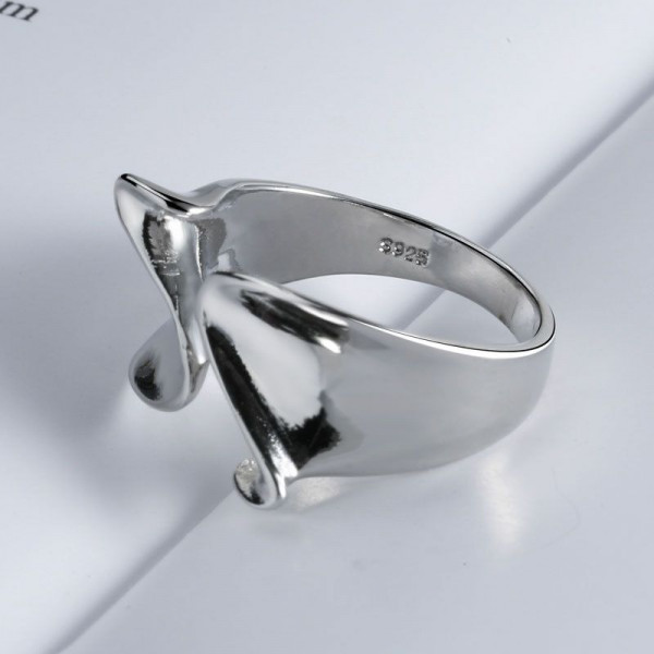 Разомкнутое кольцо абстрактной формы с зеркальным блеском 1J12466CJJ