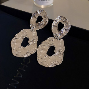 Висячие серьги из жатого металла с круглыми подвесками CJC97235