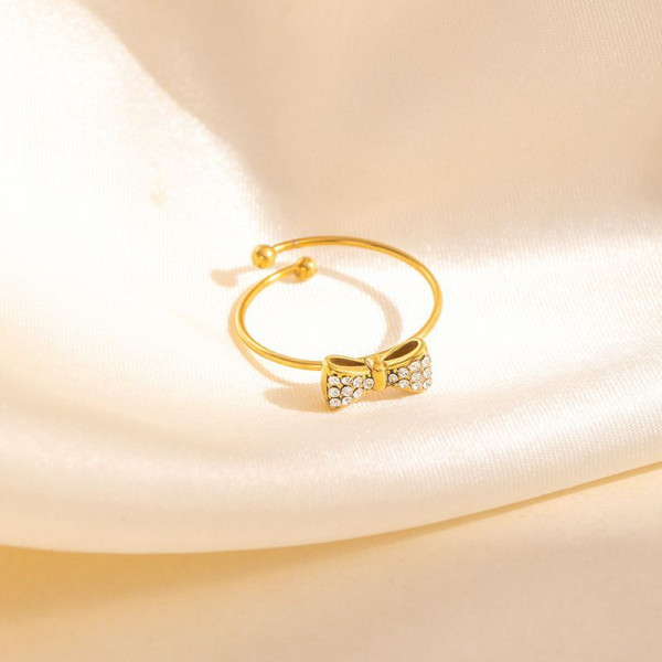 Тонкое золотистое кольцо с четырехлистником из разноцветных фианитов CJT22632