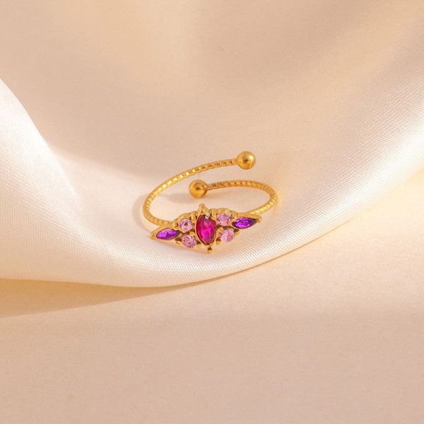 Тонкое золотистое кольцо с четырехлистником из разноцветных фианитов CJT22632