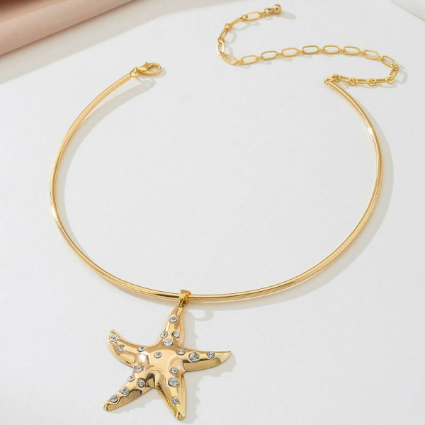 Жесткое колье золотистое с крупной морской звездой и ракушкой CJL97474