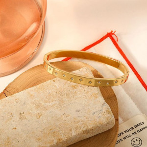 Браслет жесткий с рельефным узором и золотистым покрытием клевера CJL30615