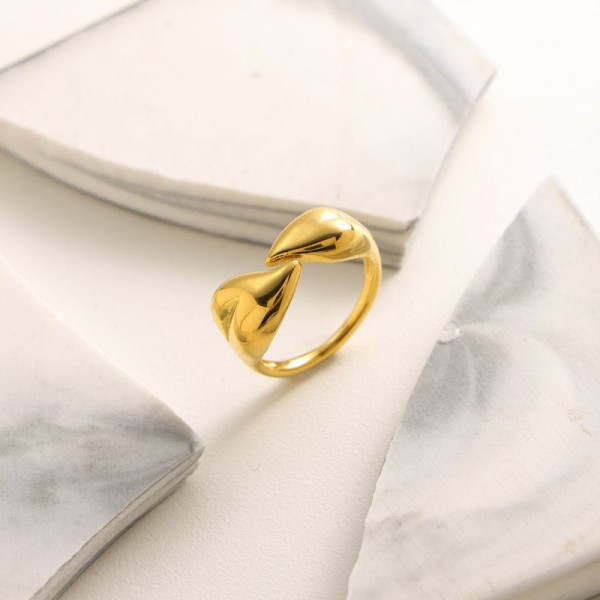 Гладкое кольцо с мягким узлом в центре CJL26086