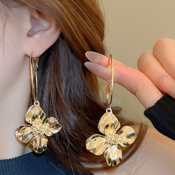 Длинные серьги-кольца с золотистыми подвесками в форме цветов CJG36714