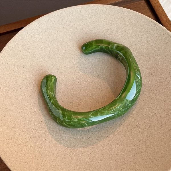 Браслет жесткий разомкнутый из граненого акрила CJP54881