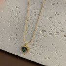 Золотистая цепочка с изумрудным сердцем CJJ24308