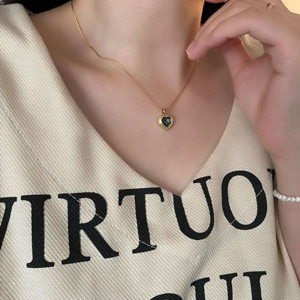 Золотистая цепочка с изумрудным сердцем CJJ24308