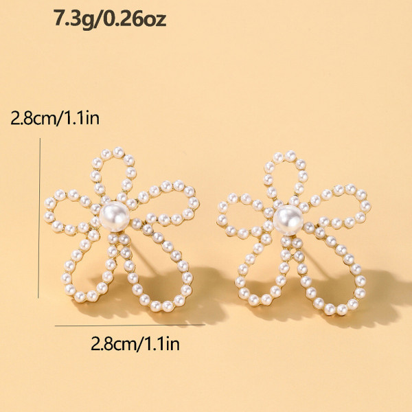 Нежные серьги-пусеты контурные цветы из жемчуга Z34303