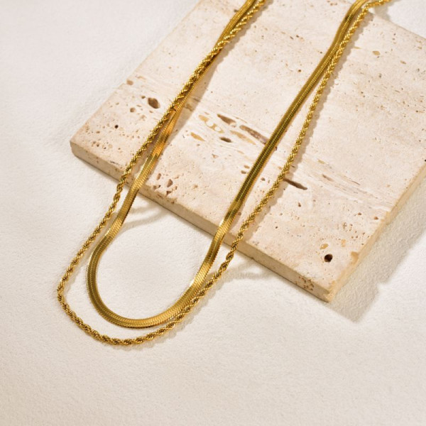 Золотистое многоярусное колье из плоских цепочек-лент CJP75748