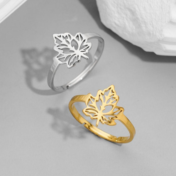 Серебристое кольцо с ажурным листом клена CJH62258