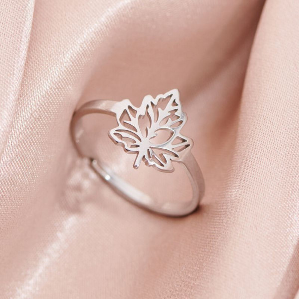Серебристое кольцо с ажурным листом клена CJH62258