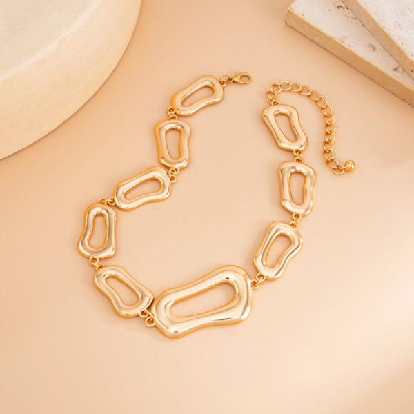 Графичное колье из вытянутых золотистых звеньев CJR77540