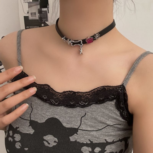 Текстильный чокер с металлической подвеской в форме кости CJL19674