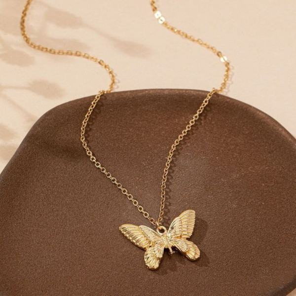 Золотистая цепочка с крупной подвеской-бабочкой CJH24252