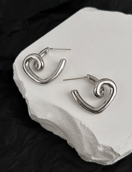 Серебристые серьги-конго в форме изогнутых квадратов Z57716