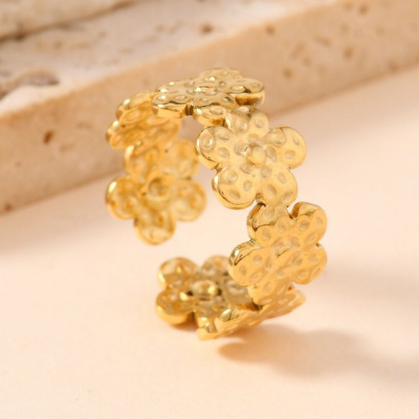 Широкое ажурное кольцо с растительным орнаментом CJH95413