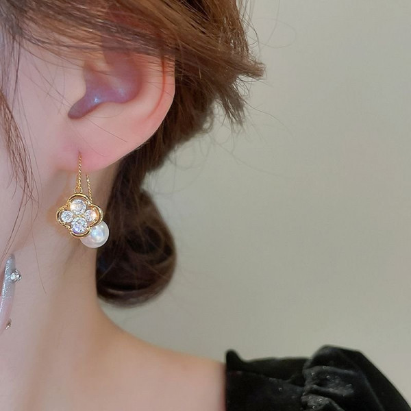 Серьги протяжки с жемчугом и клевером N78688