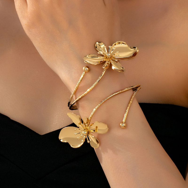 Браслет жесткий разомкнутый в виде цветов орхидеи CJQ22091