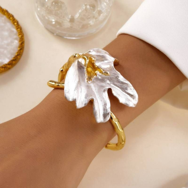 Браслет жесткий разомкнутый с объемным цветком CJT07003