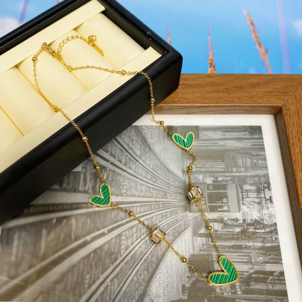 Золотистая цепочка с распределенными подвесками-сердцами зеленого цвета J11458CJJ