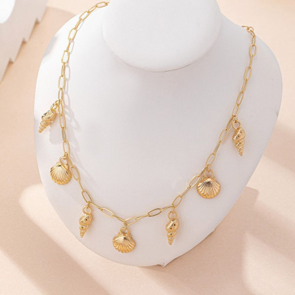 Золотистое колье с морскими звездами и ракушками CJM14371