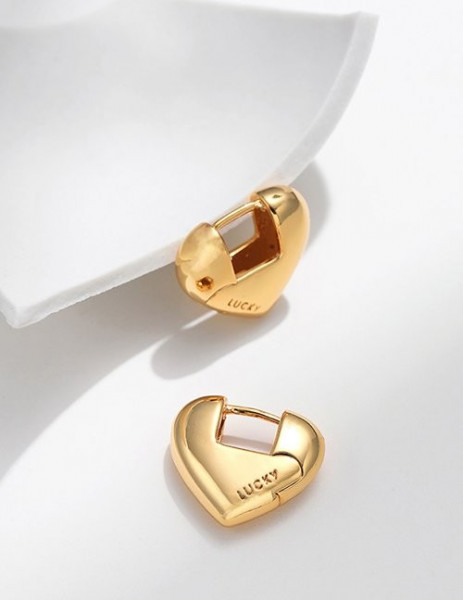 Широкие золотистые серьги-сердца Z65700