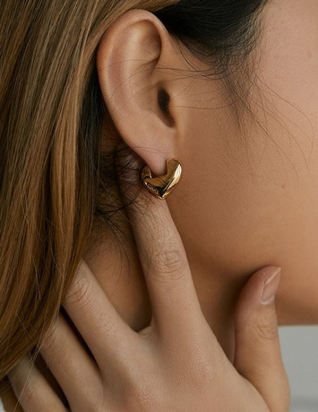 Широкие золотистые серьги-сердца Z65700