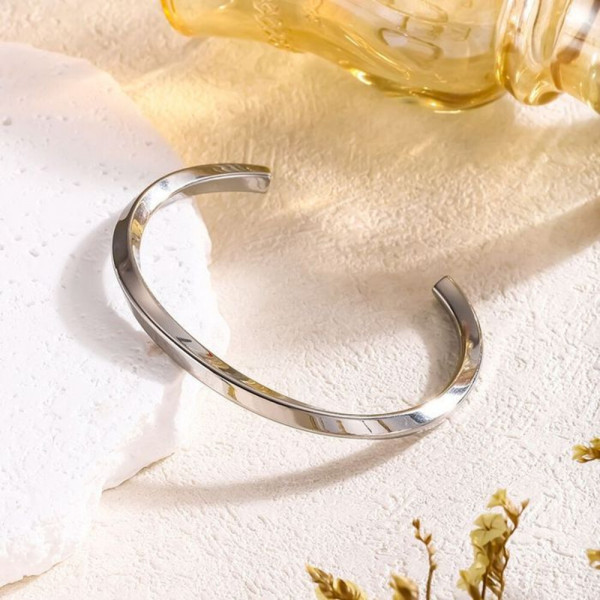 Жесткий браслет-манжета с фактурной поверхностью CJH15064