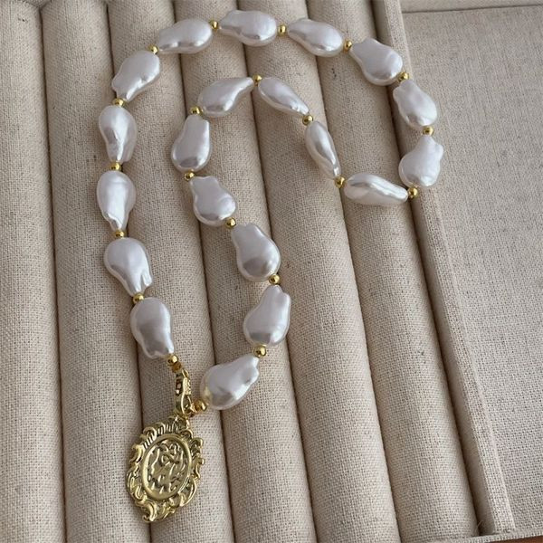 Массивное ожерелье из барочного жемчуга с золотистой подвеской CJL47453