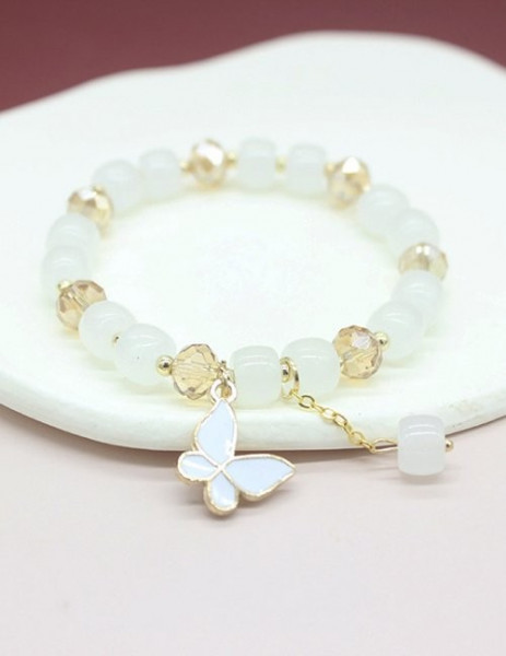 Браслет из розовых бусин с бабочками M12810