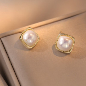 Квадратные серьги-пусеты с жемчужной вставкой M86504