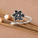 Разомкнутое кольцо с черным цветком в стиле готика CJC99293