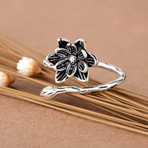 Разомкнутое кольцо с черным цветком в стиле готика CJC99293