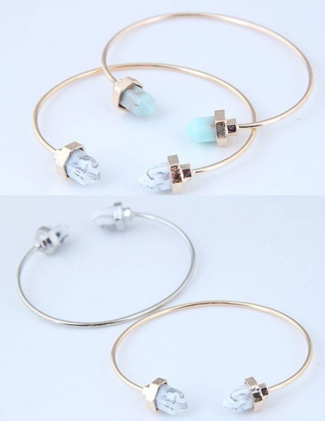 Браслет жесткий золотистый с небесно-голубыми вставками A52413