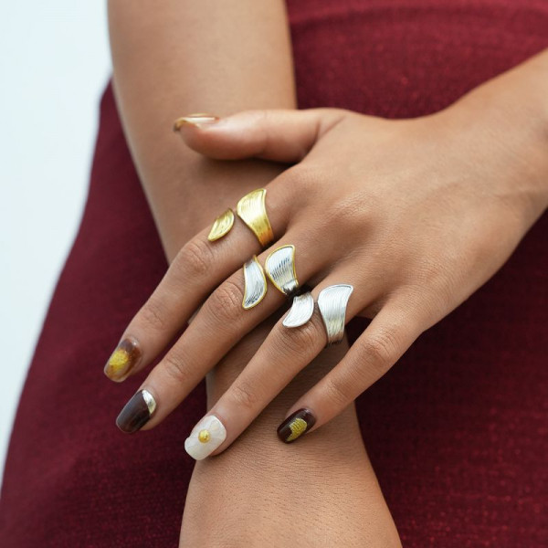 Разомкнутое стальное кольцо в форме изогнутого листка CJT00831