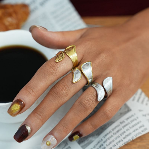 Разомкнутое стальное кольцо в форме изогнутого листка CJT00831