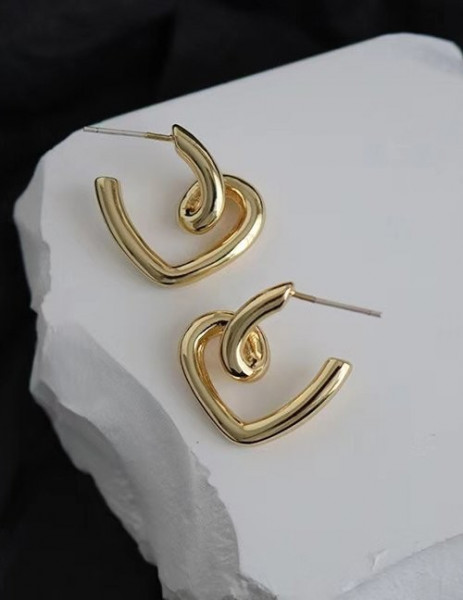 Золотистые серьги-кольца в форме изогнутых квадратов Z57715