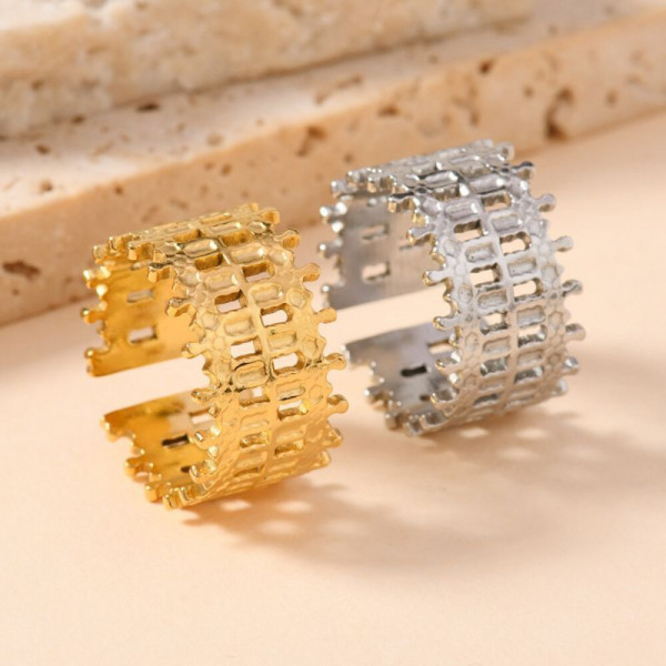 Широкое ажурное кольцо с решетчатым плетением CJH79105