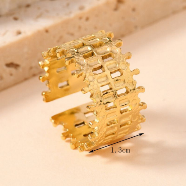 Широкое ажурное кольцо с решетчатым плетением CJH79105