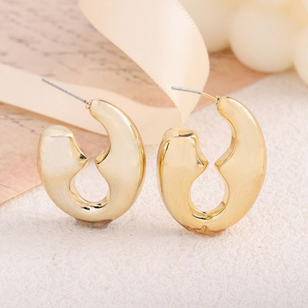 Дизайнерские серьги-пусеты Золотистые дуги в стиле контуринга CJH31012