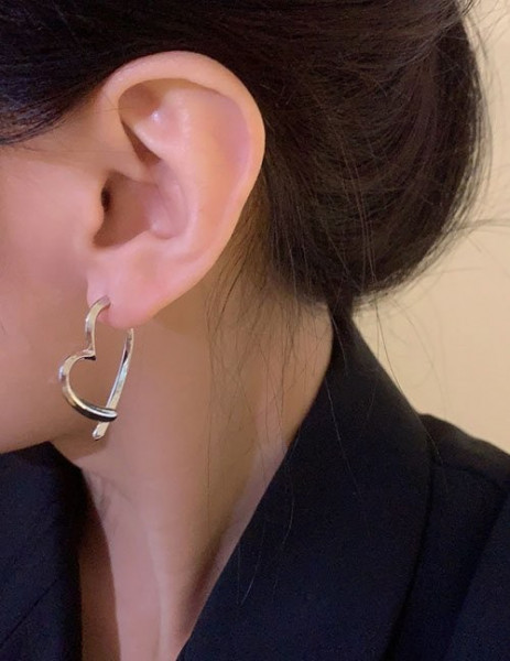 Золотистые серьги-кольца в форме разомкнутых сердец Z26565