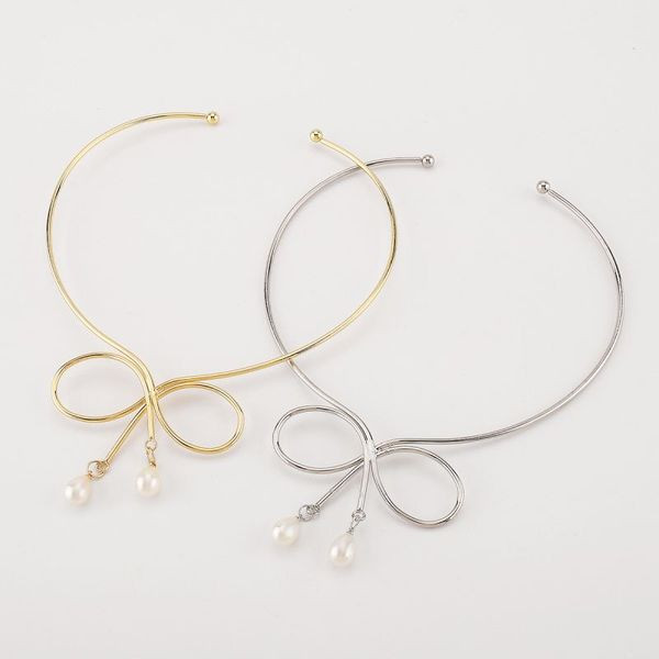 Колье-обруч золотистое с декоративным узлом и жемчугом CJL02896