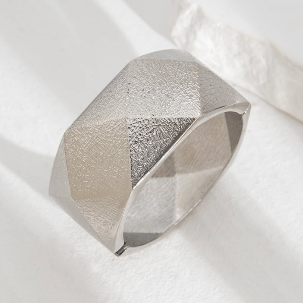 Браслет жесткий геометрический со скрытым механизмом 1J11771CJJ