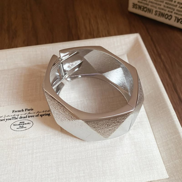 Браслет жесткий геометрический со скрытым механизмом 1J11771CJJ