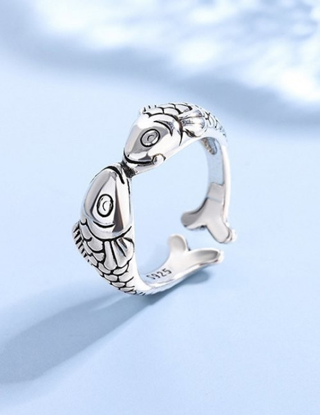 Кольцо из стали в форме рыбы с чешуйчатой текстурой Z05616